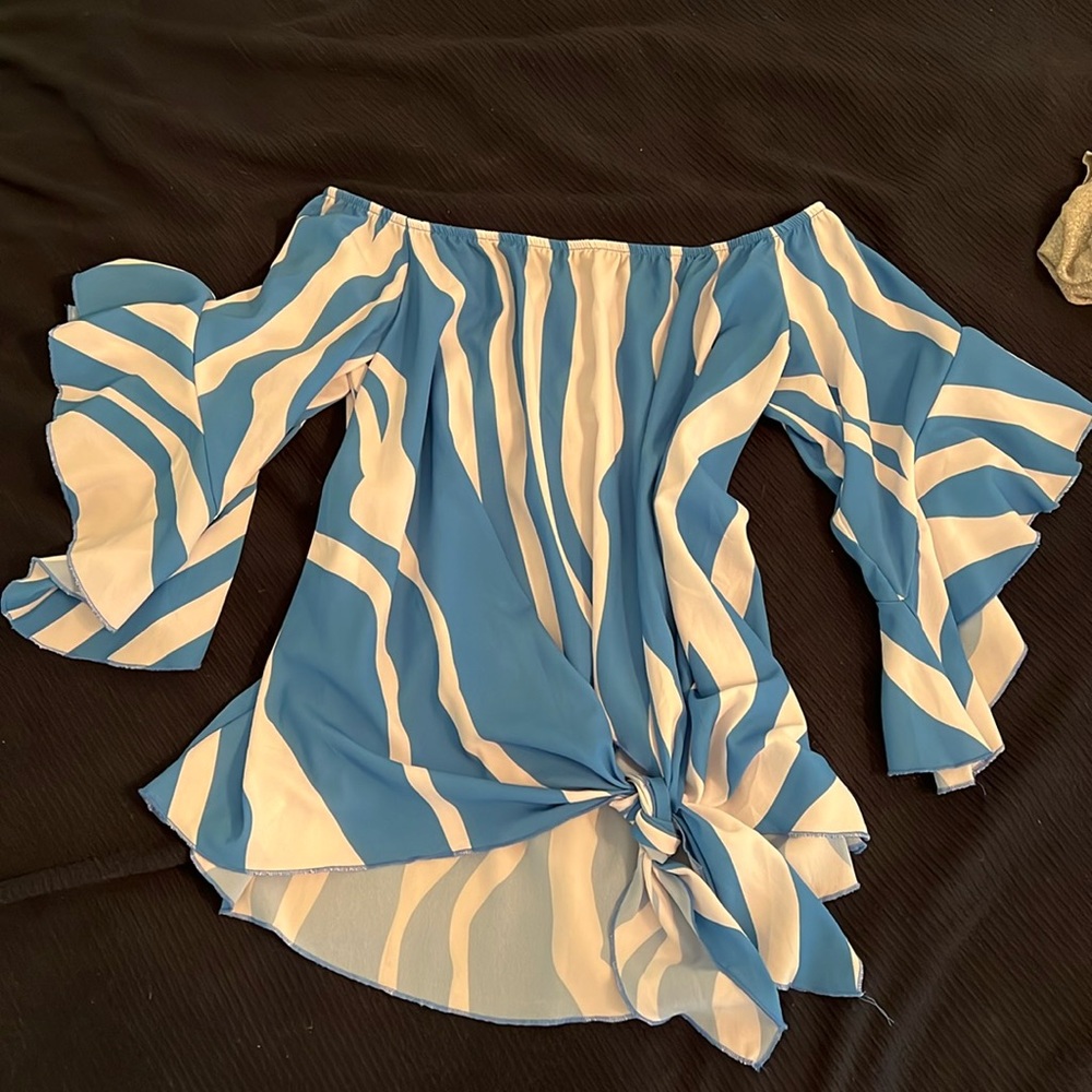 Blue wavy cold shoulder summer top. EUC Large. Front tie accent